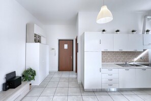 Kühlschrank, Ofen, Herdplatte, Wasserkocher mit Kaffee-/Teezubehör