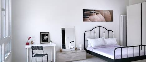1 habitación, escritorio, tabla de planchar con plancha y wifi