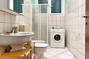 Dusche, kostenlose Toilettenartikel, Haartrockner, Bidet