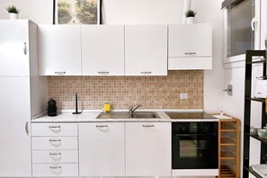 Réfrigérateur, four, plaque de cuisson, cafetière/bouilloire