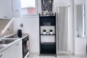 Kühlschrank, Ofen, Herdplatte, Wasserkocher mit Kaffee-/Teezubehör