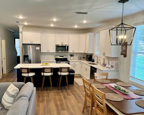 "The Dawg House" Townhouse