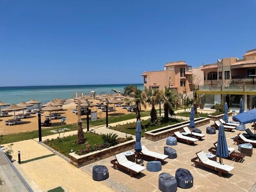 Enjoy Beachfront apartment at elite resort , pool, Wi-Fi, unique location.