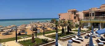 Enjoy Beachfront apartment at elite resort , pool, Wi-Fi, unique location.