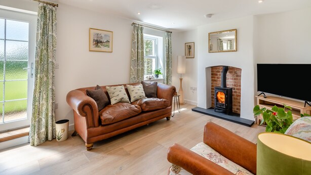 TV, fireplace - 3 bedroom accommodation in Longham (Longham)