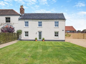 Exterior - 3 bedroom accommodation in Longham (Longham)