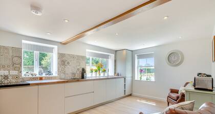 3 bedroom accommodation in Longham