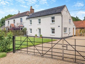 Exterior - 3 bedroom accommodation in Longham (Longham)