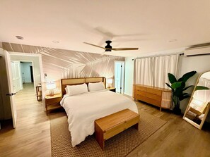 1 quarto, cofres nos quartos, ferros/tábuas de passar roupa