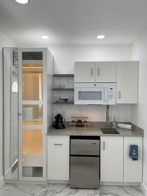 Kühlschrank, Mikrowelle, Herdplatte, Wasserkocher mit Kaffee-/Teezubehör