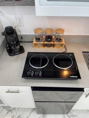 Réfrigérateur, micro-ondes, plaque de cuisson, cafetière/bouilloire