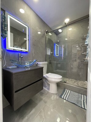 Douche, sèche-cheveux, serviettes fournies, savon