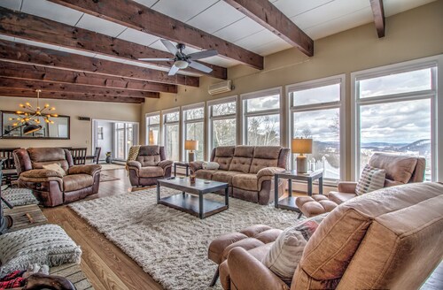 Amazing Views, Skiing Nearby and Amenities Galore!