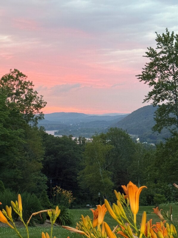 Gorgeous Summer Sunset - Amazing Views, Skiing Nearby and Amenities Galore! (Town of Rockingham)