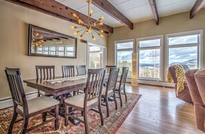 Dining - Amazing Views, Skiing Nearby and Amenities Galore! (Town of Rockingham)