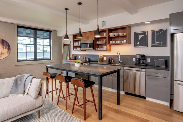 Suíte luxo, 1 cama King | Cozinha privada | Geladeira grande, micro-ondas, fogão, cooktop