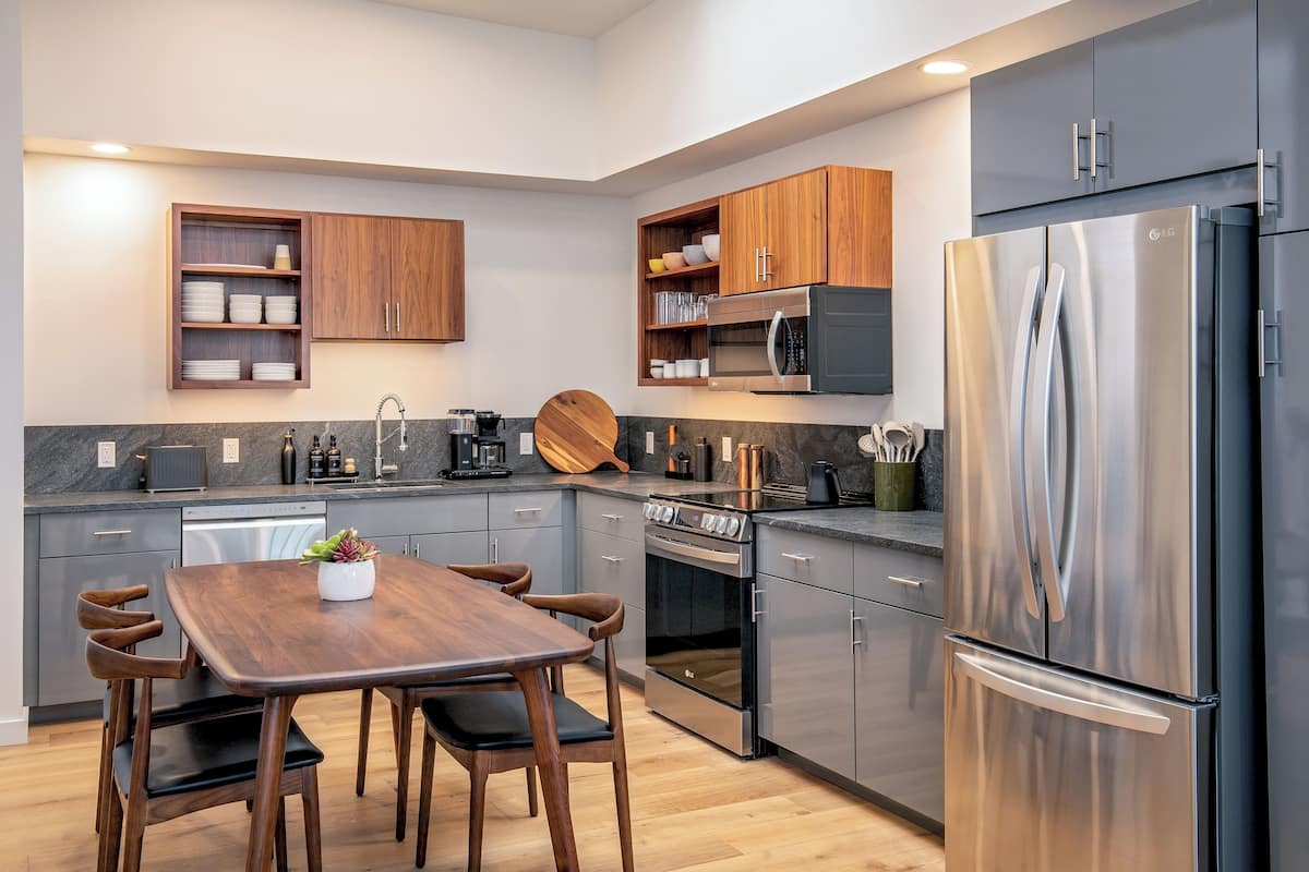 Full-size fridge, microwave, oven, stovetop