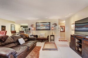 Una televisión, una chimenea, una oficina