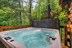 Outdoor spa tub - Free Dollywood Tix/Arcade/A+Location/Hot Tub (Gatlinburg)