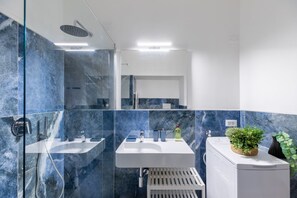 Bruser, hårtørrer, bidet, håndklæder