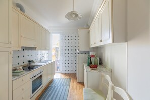 Mikroaaltouuni, uuni, liesi, astianpesukone