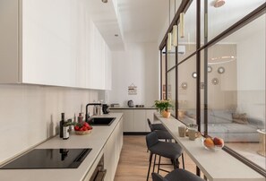 Réfrigérateur, un four, surface de cuisson, lave-vaisselle