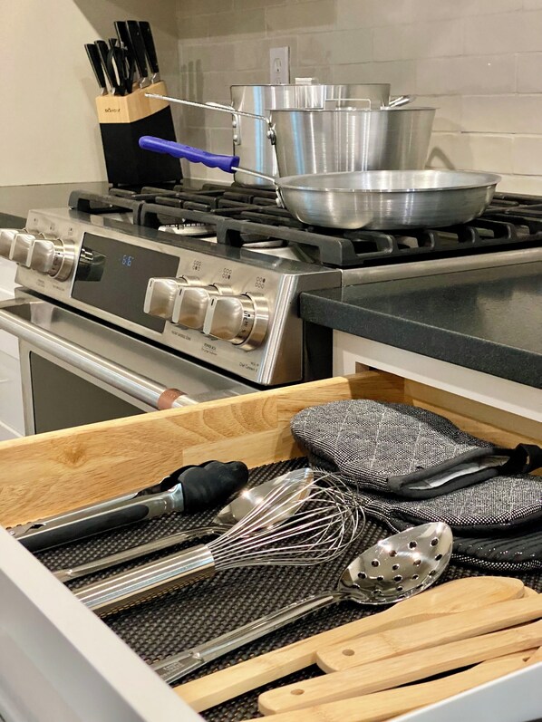 Kjøleskap, mikrobølgeovn, ovn og kokeplater