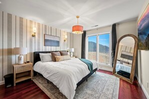 6 bedrooms, desk, iron/ironing board, travel crib