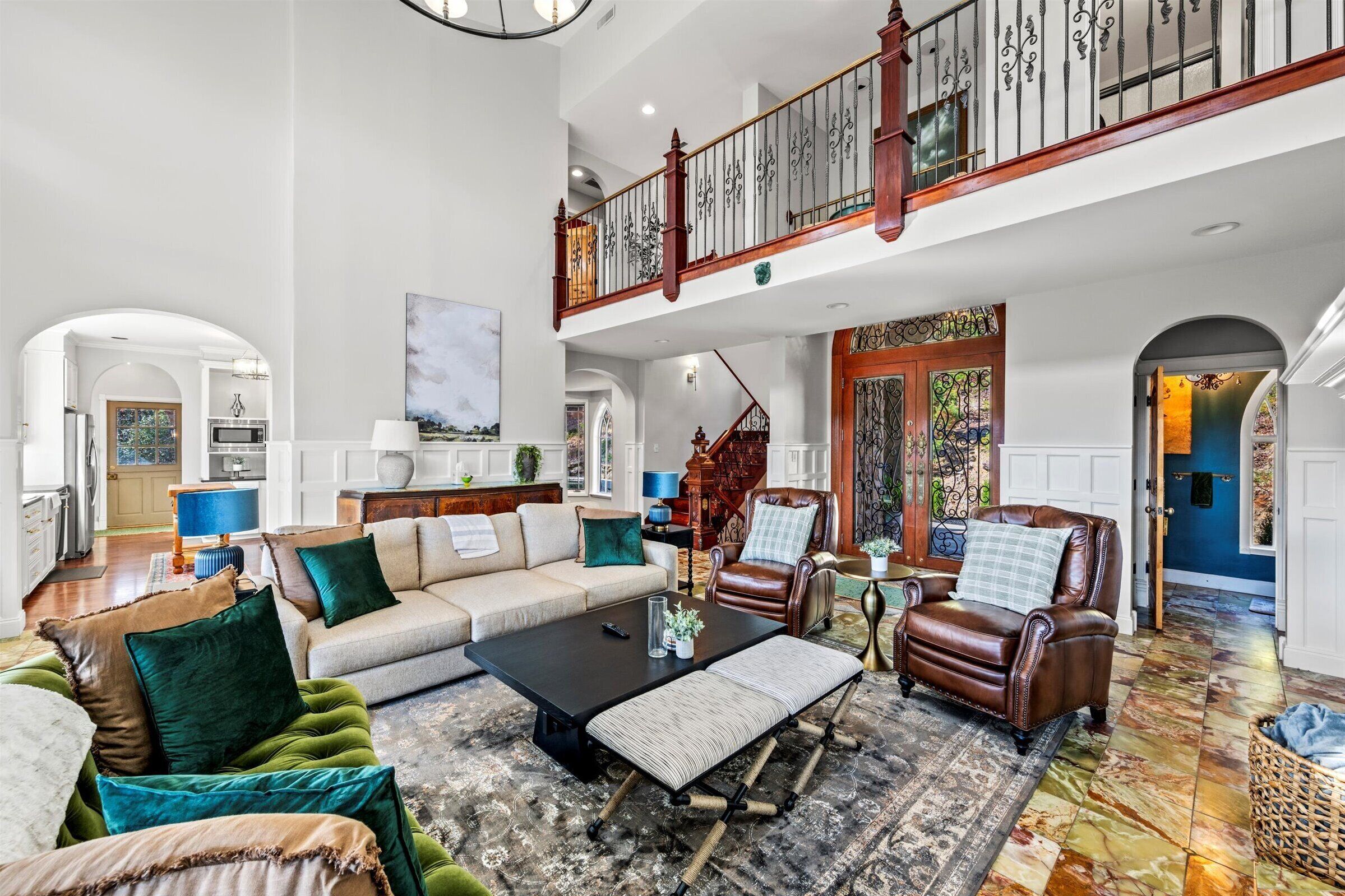 智能电视、壁炉、桌上足球、书