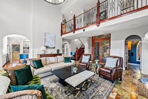 Smart-TV, Kamin, Tischfußball, Bücher