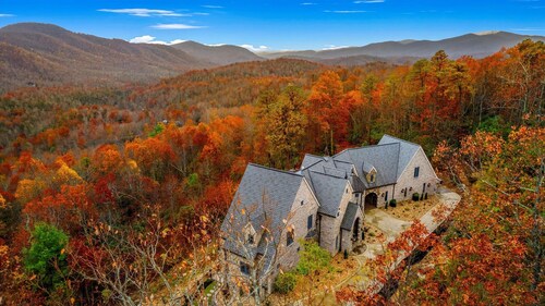 New Castle with 6 bedrooms and WiFi in beautiful Black Mountain