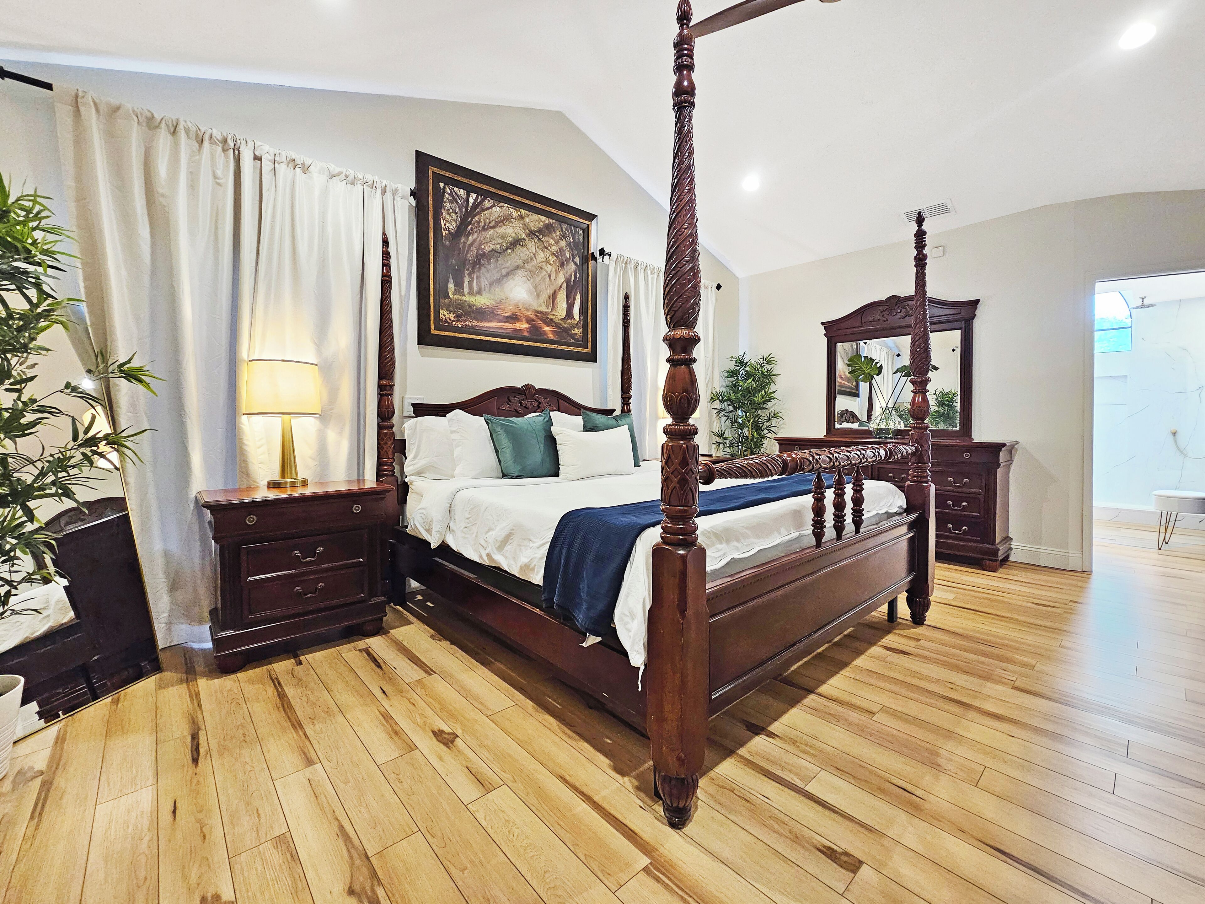 4 habitaciones, tabla de planchar con plancha, wifi y ropa de cama 