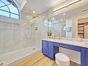 Regadera, secadora de cabello, bidet, toallas