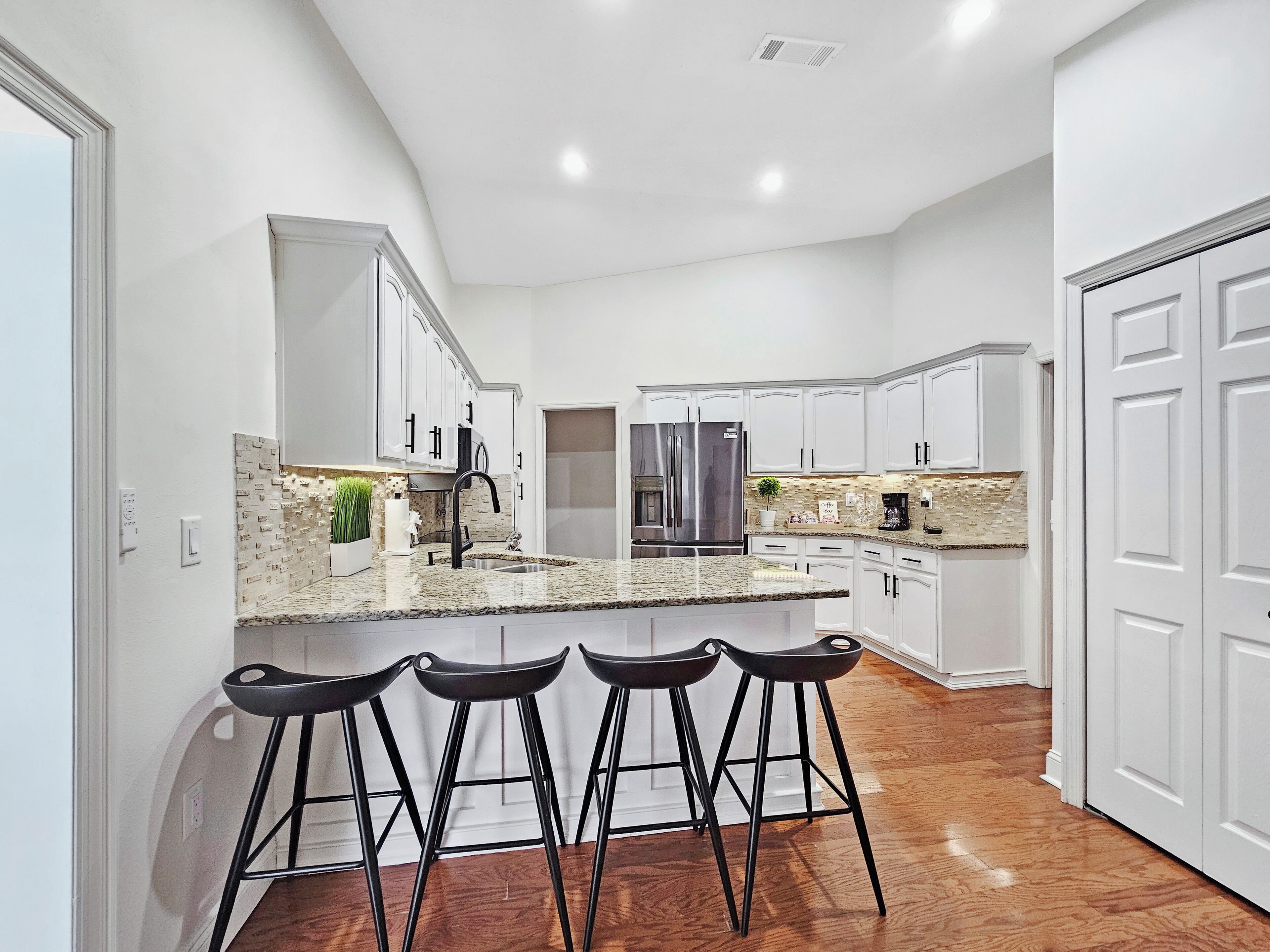 Microondas, horno, parrilla de estufa y lavavajillas 