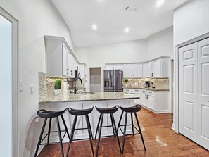 Een microgolfoven, een oven, een kookplaat, een vaatwasser