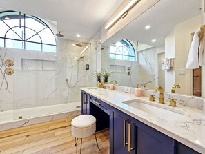 Regadera, secadora de cabello, bidet, toallas 