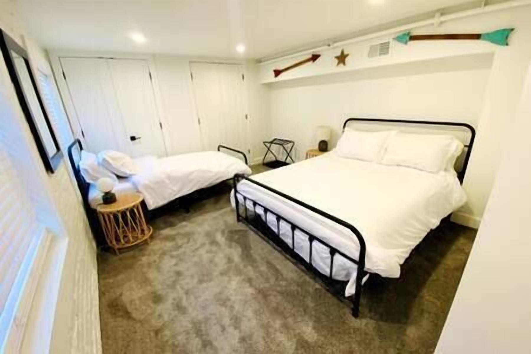 3 bedrooms, iron/ironing board, WiFi, bed sheets