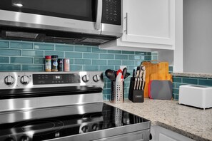 Frigorifero, microonde, forno, piano cottura