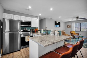 Frigorifero, microonde, forno, piano cottura