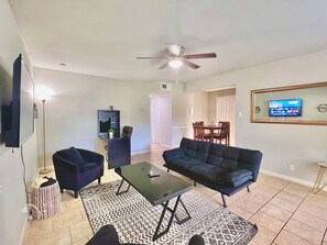 Smart TV - KING SUITE 2BR Home w  FAST WiFi, & WFH Desk (San Antonio)