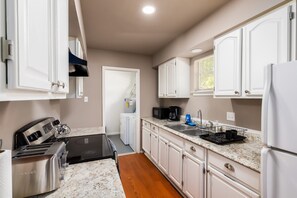 Kylskåp, mikrovågsugn, ugn och spishäll