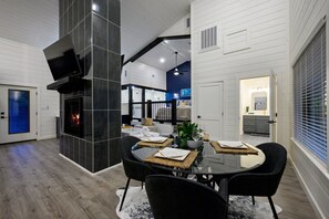 1 bedroom, free WiFi, bed sheets - Sauna, Bar, Big Patio, Hot Tub, Fire Pit, Pets, Anytime Wine (Broken Bow)