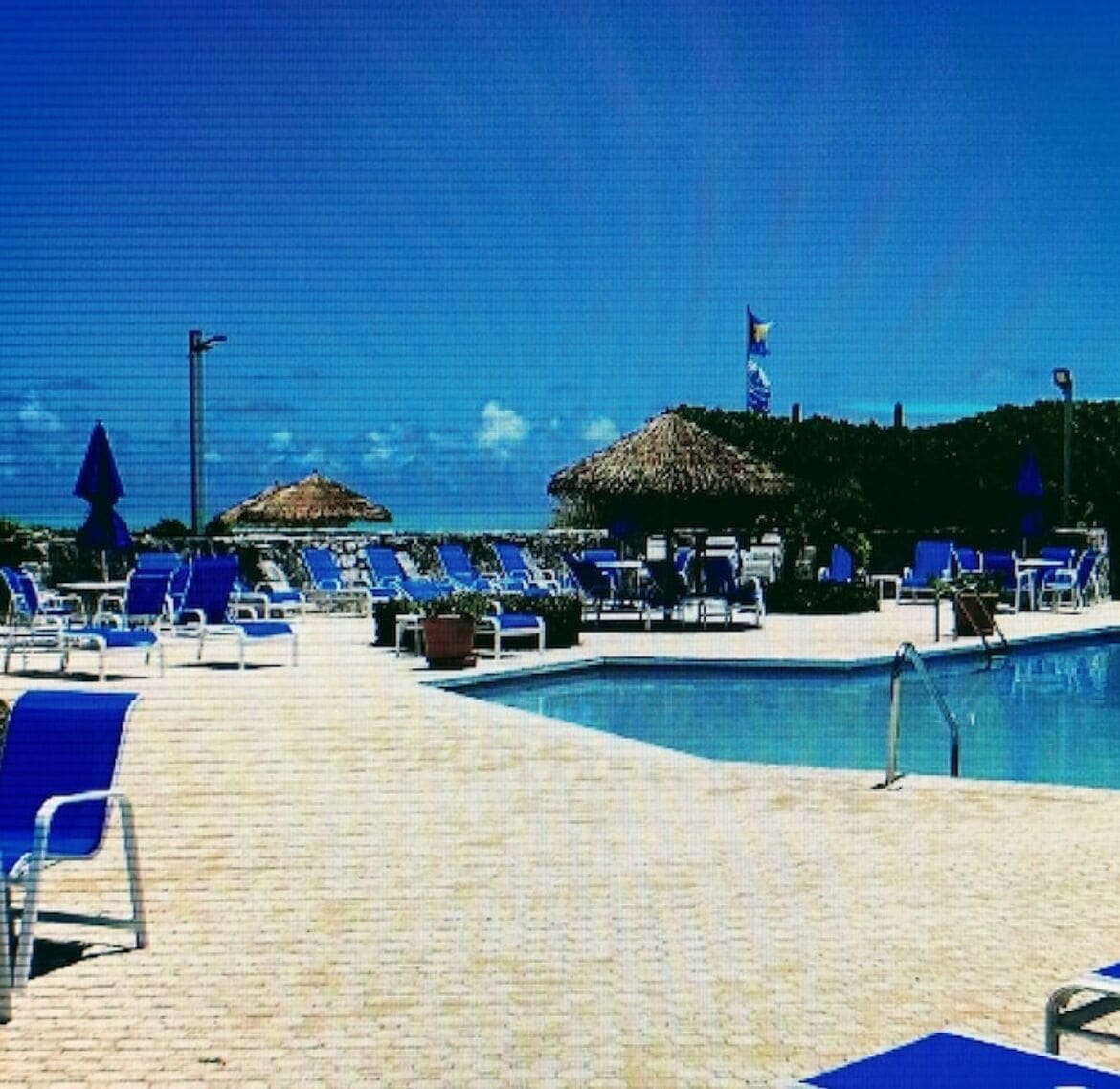 Una piscina al aire libre, una piscina climatizada