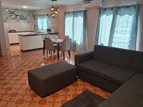 Charming 2-bedroom mobile home with AC, WiFi in peaceful Nadi