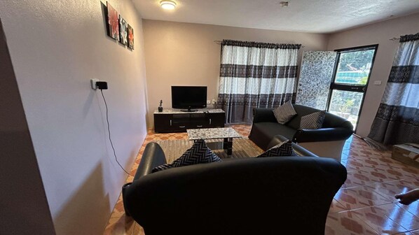 Smart TV - Charming 2-bedroom mobile home with AC, WiFi in peaceful Nadi (Nadi)