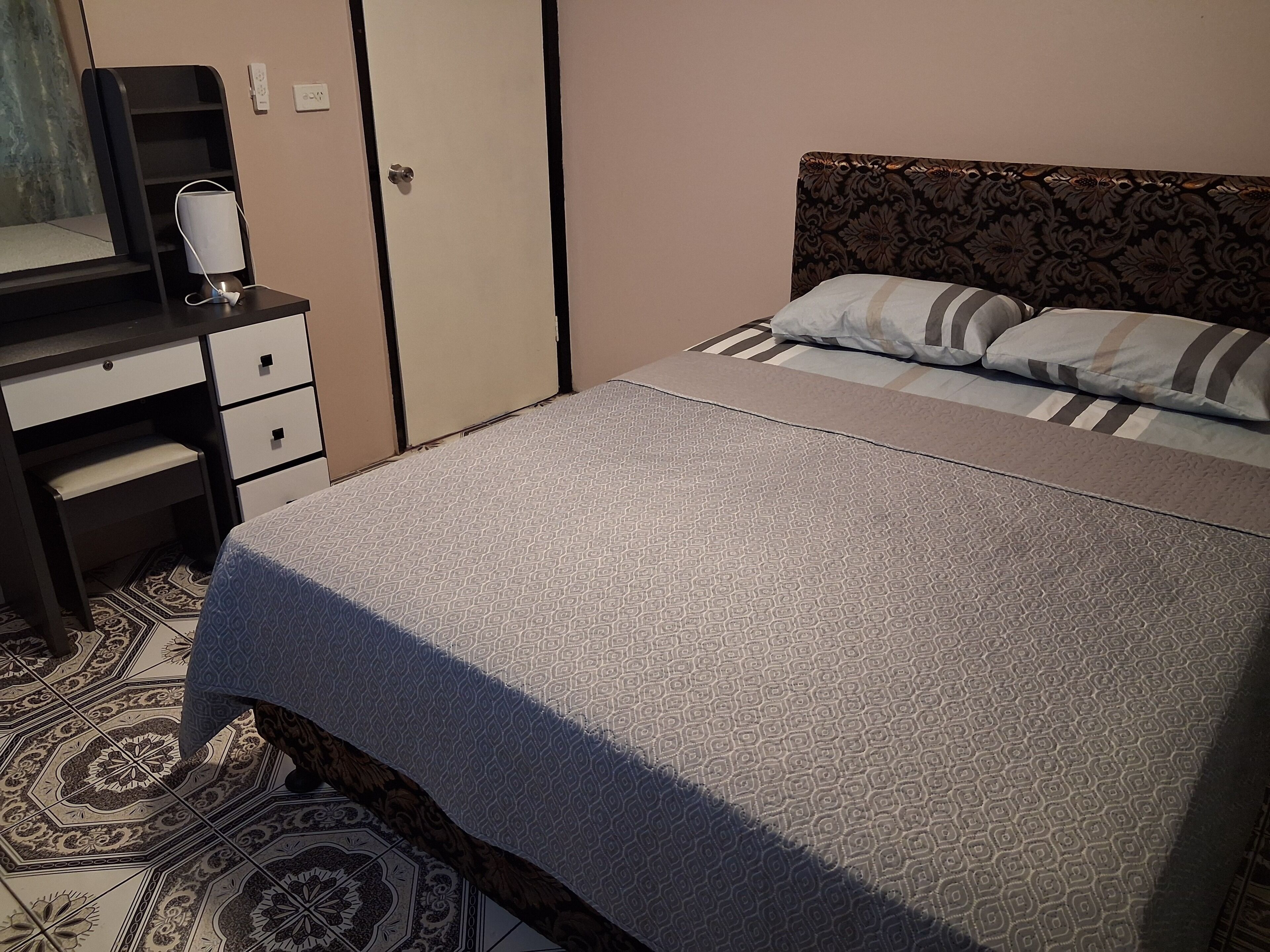 2 chambres, fer et planche à repasser, Wi-Fi, draps fournis