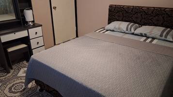 2 habitaciones, tabla de planchar con plancha, wifi y ropa de cama