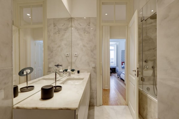 Dusche, Haartrockner, Bidet, Handtücher