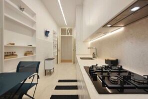 Fridge, microwave, oven, stovetop - JOIVY Astonishing Flat w/ Office Near Central Lisbon (Lisbon)