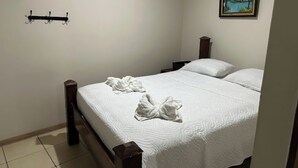 1 bedroom, laptop workspace, WiFi (free), bed sheets - Rivera Family Airport Apartments (Rio Segundo)